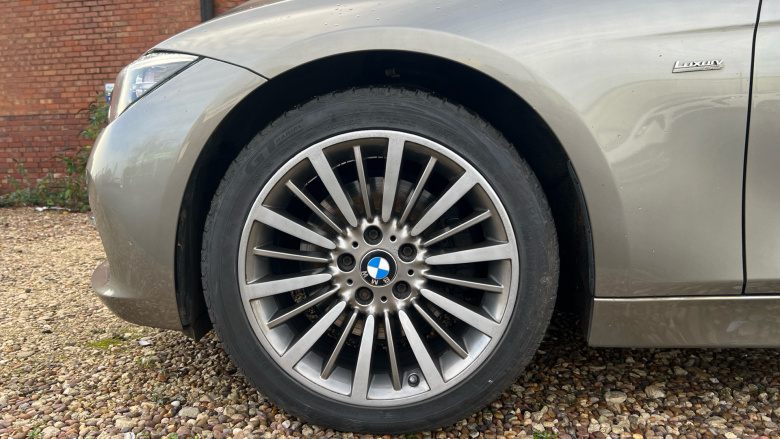 BMW 3 Series 330d xDrive Luxury 4dr Step Auto Diesel Saloon